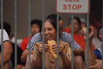 Bữa tối độc đáo của người dân chờ xem diễu binh, diễu hành 2/9