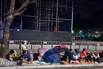 Hà Nội rộn ràng trước ngày lễ lớn, người dân 'cắm trại' đêm chờ xem diễu binh