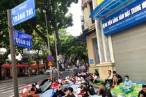 Khu vực Tràng Thi đông kín người dân đến đợi xem diễu binh, diễu hành 2/9