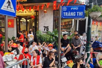 Người dân đổ về chờ xem diễu binh kỷ niệm 80 năm Quốc khánh 2/9