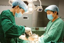 Lấy 2000ml máu cục và gan vỡ trong bụng nữ bệnh nhân đa chấn thương nặng