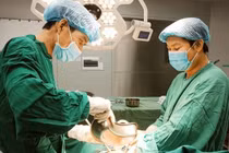 Lấy 2000ml máu cục và gan vỡ trong bụng nữ bệnh nhân đa chấn thương nặng