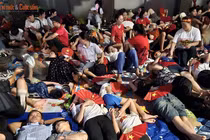 Người dân tranh thủ chợp mắt trên vỉa hè chờ xem diễu binh