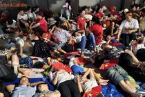 Người dân tranh thủ chợp mắt trên vỉa hè chờ xem diễu binh