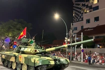 Đoàn xe tăng, thiết giáp tiến về Quảng trường Ba Đình 