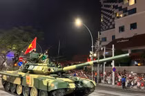 Đoàn xe tăng, thiết giáp tiến về Quảng trường Ba Đình 