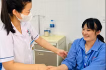 Đau vùng hông lưng, cô gái 36 tuổi không ngờ sỏi niệu quản, hẹp niệu quản