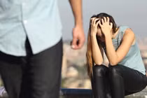 Vợ cay đắng khi phát hiện chồng ngoại tình với gái trẻ đáng tuổi con