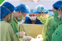 Cứu sản phụ bị rau cài răng lược xuyên bàng quang, dính ổ bụng 