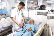 Sơ cứu kịp thời vẫn bị hoại tử toàn bộ bàn tay do rắn cắn