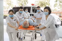 Uống rượu không rõ nguồn gốc, người đàn ông 60 tuổi nguy kịch