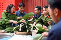 Lính cứu hỏa Hà Nội gói bánh chưng, trực chiến đón Tết an toàn