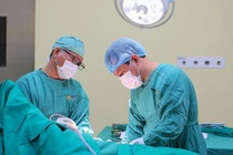 Suýt thủng trực tràng vì tự nhét chai nhựa 20 cm vào cơ thể