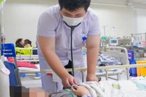 Bé trai 15 tuổi ngộ độc vì hút thuốc lá điện tử 