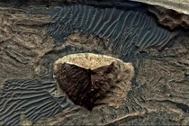 Cấu trúc kim tự tháp 3 mặt trên sao Hỏa, bí ẩn chưa lời giải