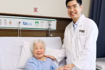 Ngã tưởng nhẹ, nhiều người già gãy liên mấu chuyển xương đùi nguy hiểm