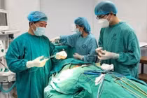 Xiên vịt nướng đâm xuyên cổ người đàn ông gây đứt động mạch 