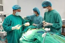 Xiên vịt nướng đâm xuyên cổ người đàn ông gây đứt động mạch 