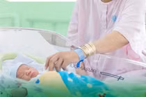 Hành trình kỳ diệu của mẹ 49 tuổi lần đầu sinh con