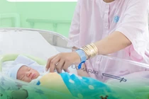 Hành trình kỳ diệu của mẹ 49 tuổi lần đầu sinh con