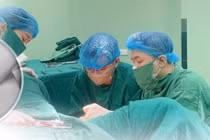 Cụ bà 82 tuổi bị sa toàn bộ sinh dục ra ngoài