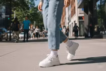 Mẹo phối tất với giày giúp đôi chân trông dài hơn