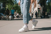 Mẹo phối tất với giày giúp đôi chân trông dài hơn