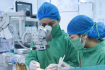 Đá bắn vào mắt khi phát đồi, người đàn ông rách củng mạc mắt nguy hiểm