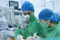 Đá bắn vào mắt khi phát đồi, người đàn ông rách củng mạc mắt nguy hiểm