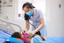 Nỗ lực cứu sống trẻ 21 tháng tuổi bị rắn độc cắn hôn mê