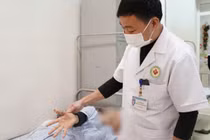 Gai đâm, đắp lá cây, cụ bà 80 tuổi nhiễm trùng nặng