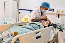 2 người nguy kịch vì đốt than củi sưởi ấm trong phòng kín