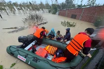 Mưa lũ miền Trung gây thiệt hại nặng, 50 người chết và mất tích 