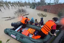 Mưa lũ miền Trung gây thiệt hại nặng, 50 người chết và mất tích 