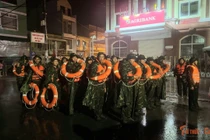 Bộ đội hỗ trợ dân khắc phục hậu quả mưa lũ ở Lâm Đồng