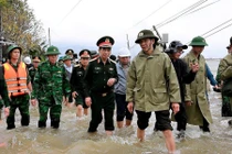 Đại tướng Phan Văn Giang động viên người dân vùng lũ Gia Lai