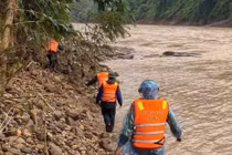 Tìm thấy thi thể tài xế xe đầu kéo mất tích do lũ cuốn trôi