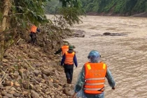 Tìm thấy thi thể tài xế xe đầu kéo mất tích do lũ cuốn trôi