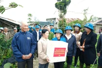 Chủ tịch Ủy ban Trung ương MTTQ Việt Nam động viên người dân vùng lũ Lâm Đồng