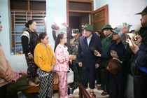 Phó Thủ tướng Nguyễn Hòa Bình động viên người dân vùng rốn lũ Đắk Lắk 