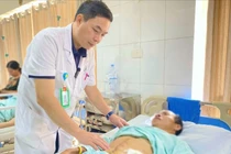 Tăm tre đâm vào mạch máu tạo giả phình mạch nguy cơ vỡ mạch đe dọa tính mạng