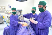 Nội soi cấp cứu bệnh nhân người Philippines thai ngoài tử cung bị vỡ