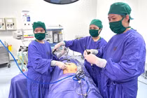 Nội soi cấp cứu bệnh nhân người Philippines thai ngoài tử cung bị vỡ