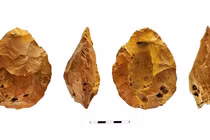 Phát hiện 10 rìu đá kỳ lạ của người tiền sử