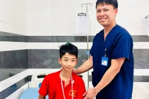 Bệnh nhi 13 tuổi gãy hai xương cẳng tay khi đá bóng, cảnh báo gãy xương ở trẻ