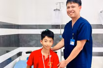 Bệnh nhi 13 tuổi gãy hai xương cẳng tay khi đá bóng, cảnh báo gãy xương ở trẻ