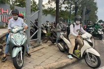 Cận cảnh xe máy leo lên lề đường trên đại lộ đông đúc nhất TP HCM