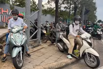 Cận cảnh xe máy leo lên lề đường trên đại lộ đông đúc nhất TP HCM