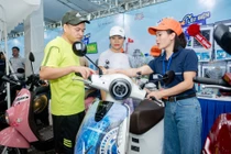 Người dân đổ xô đổi xe máy xăng cũ, lên đời xe máy điện mới