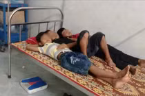 Hàng chục học sinh ở Quảng Trị nhập viện cấp cứu nghi ngộ độc